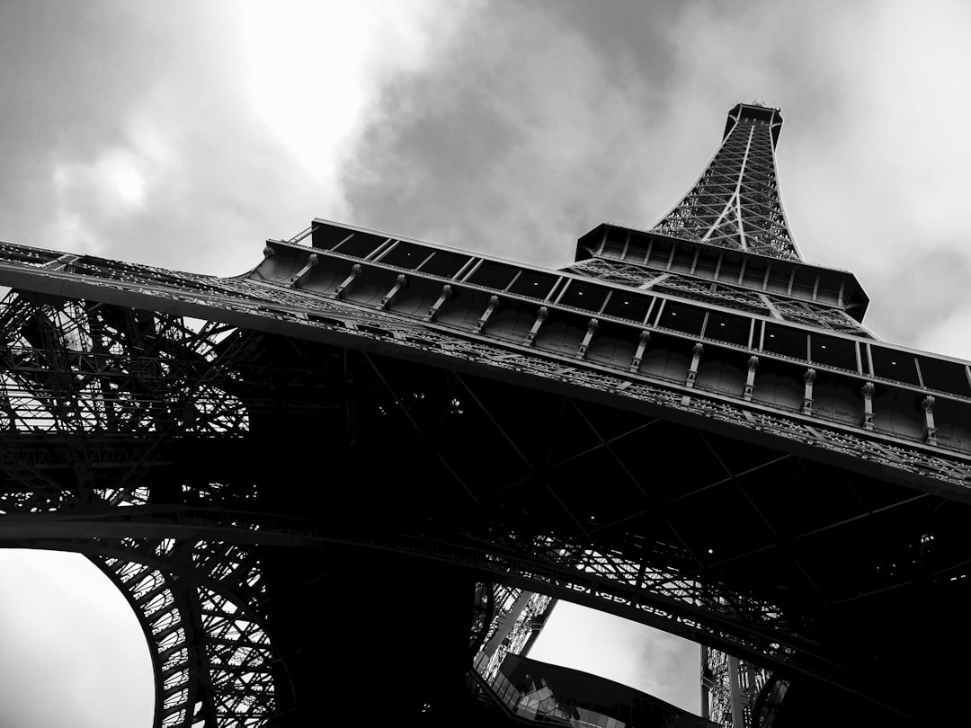 paris eiffel tower at night